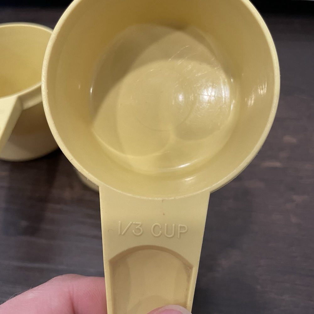 Vintage Tupperware Set of 5 Yellow Measuring Cups - Picture 8 of 8